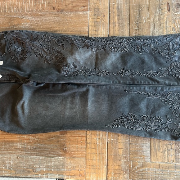 Chicos so slimming size 2.5 or 14

Girlfriend flair, embroidered jeans - Picture 5 of 5